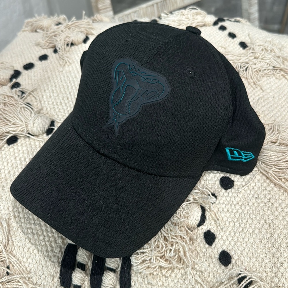 Arizona Diamondbacks fitted hat.